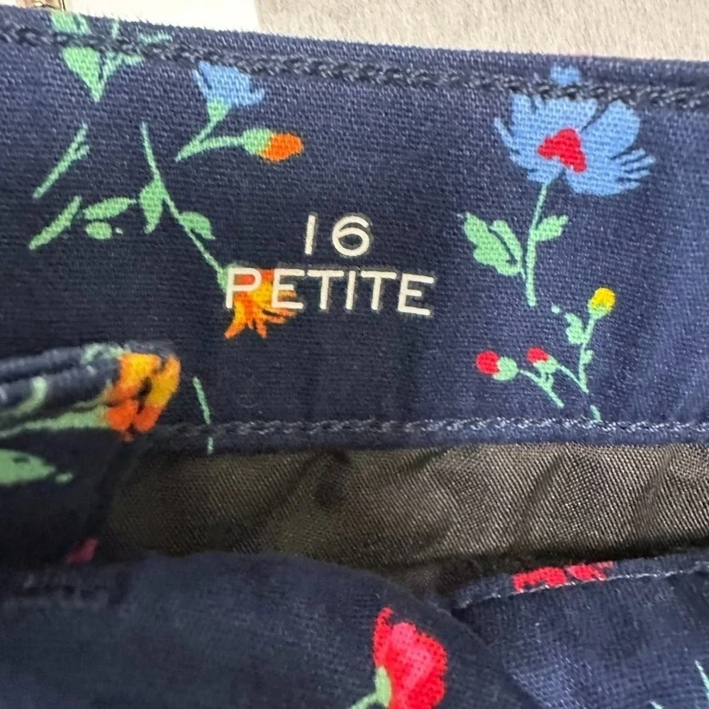 St. John's Bay Women 16P Petite Capri Blue Flower Mid Rise SecretlySlender Pants